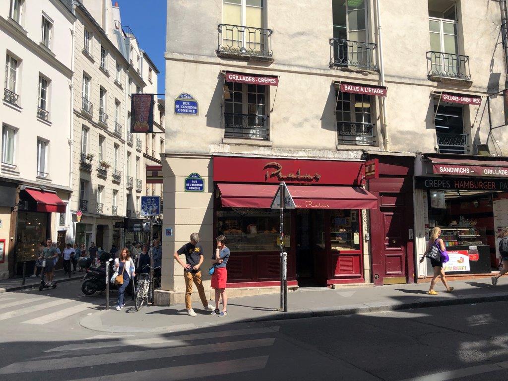 BOUTIQUE LOUEE "AUX MERVEILLEUX DE FRED" À Paris 6 ième , Carrefour Buci ,emplacement exceptionnel 