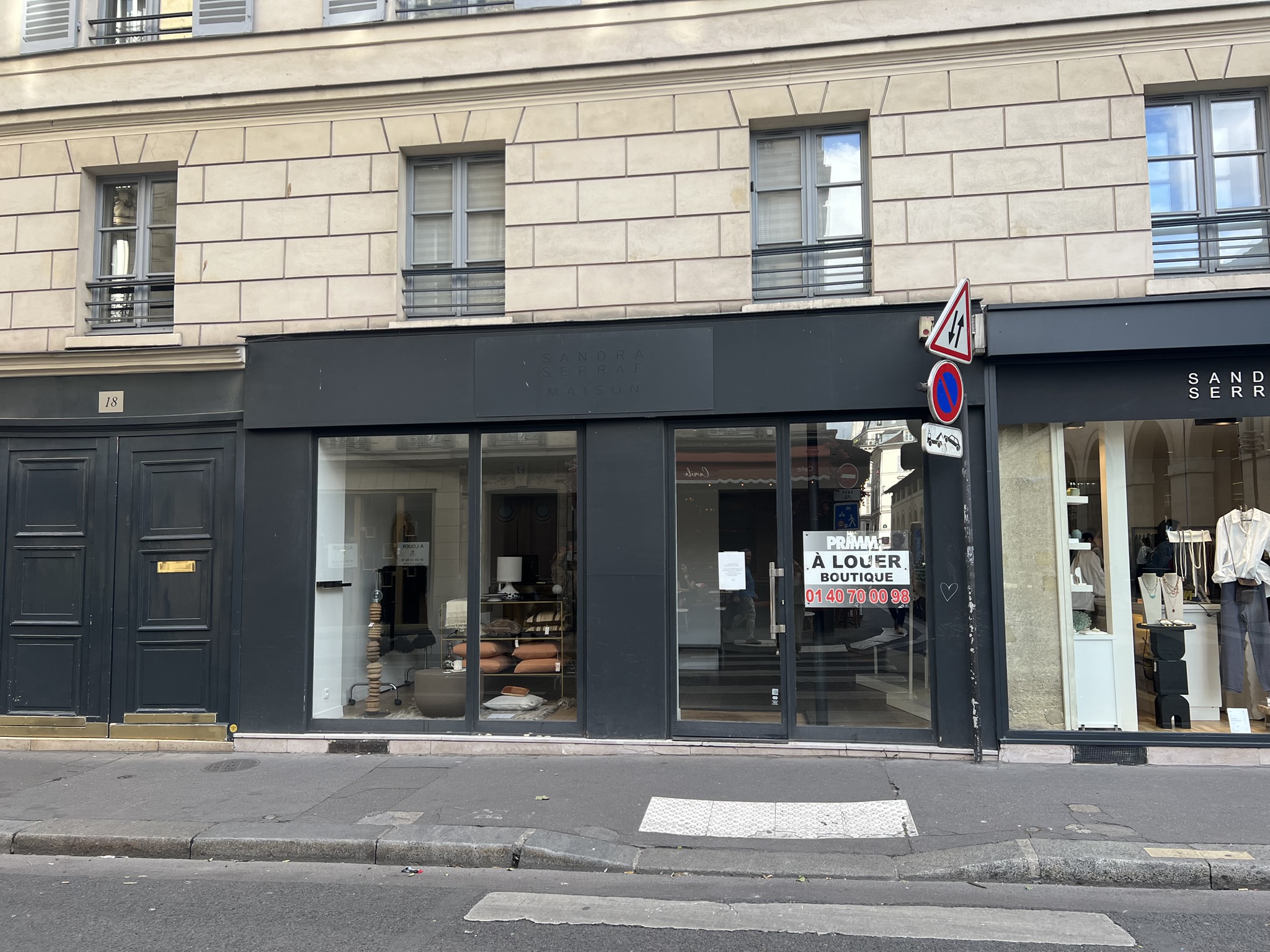 BELLE BOUTIQUE A LOUER, à Paris 6ième                       Quartier Saint Germain des Près, Emplacement exceptionnel 