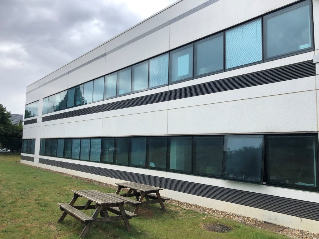 A LOUER LOCAUX ACTIVITES ET BUREAUX 2134M² ROISSY EN FRANCE 